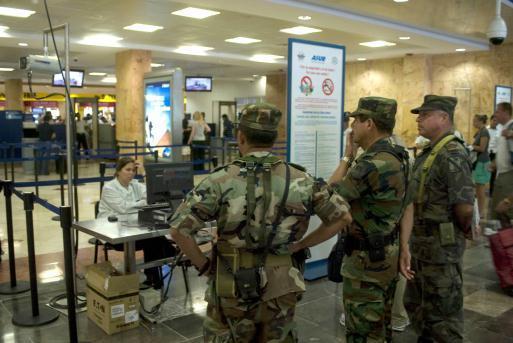 Revisión de equipaje en el Aeropuerto de Cancún