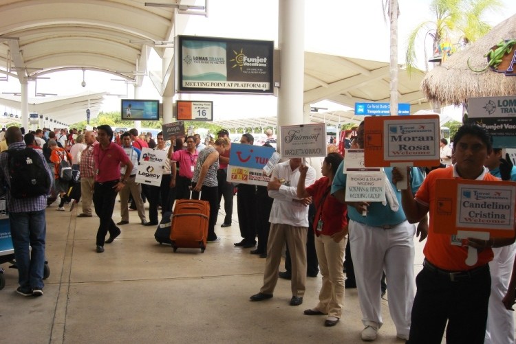 Representantes en el aeropuerto de Cancún