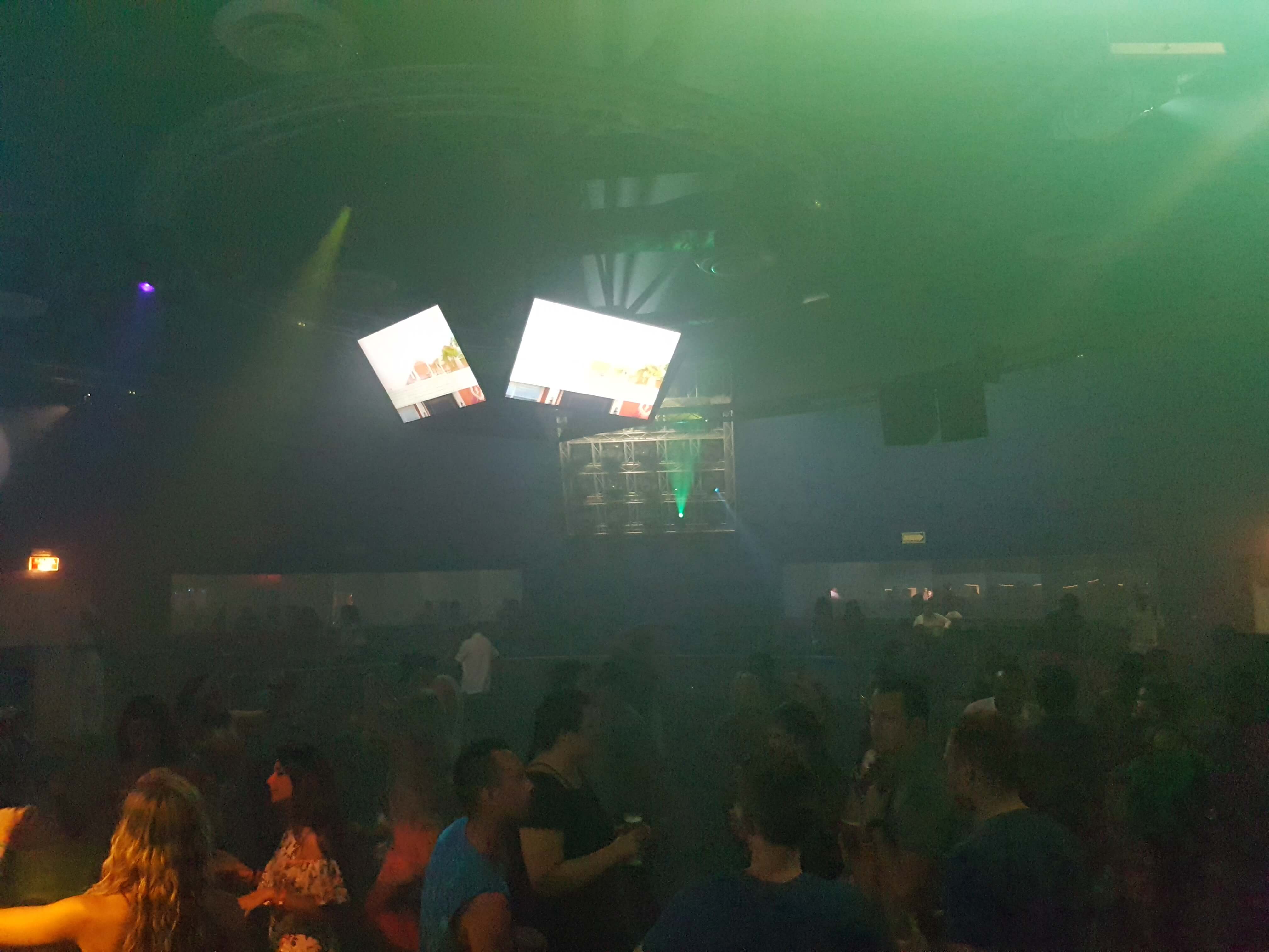 Gente bailando en la Discoteca el Jaguar en el Hotel Barceló Maya Beach Club