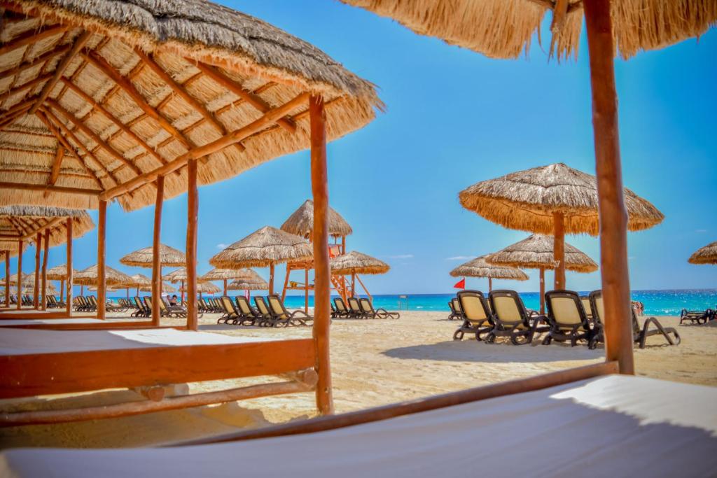 Camas de playa en el hotel Emporio Cancun
