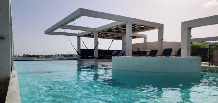 Loft con alberca en rooftop en Avenida 15: tu refugio mochilero con sabor a lujo