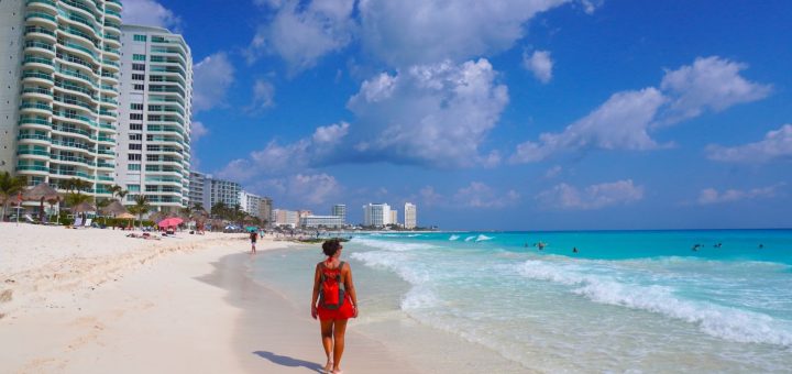 Turismo récord impulsa la “industria sin chimeneas” en Cancún