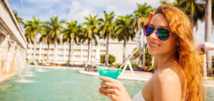 Turistas mujeres que llegan a México entran por Cancún