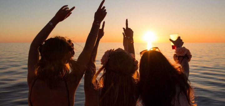 Sunset & Party Cruise: Fiesta en el mar del Caribe Mexicano