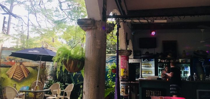 Hunter Bar Cancún: Ambiente ideal para Backpackers